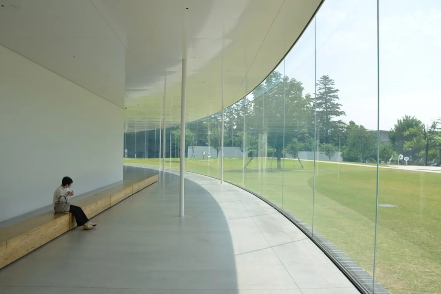 Transparent all-glass façade with coordinated structural support