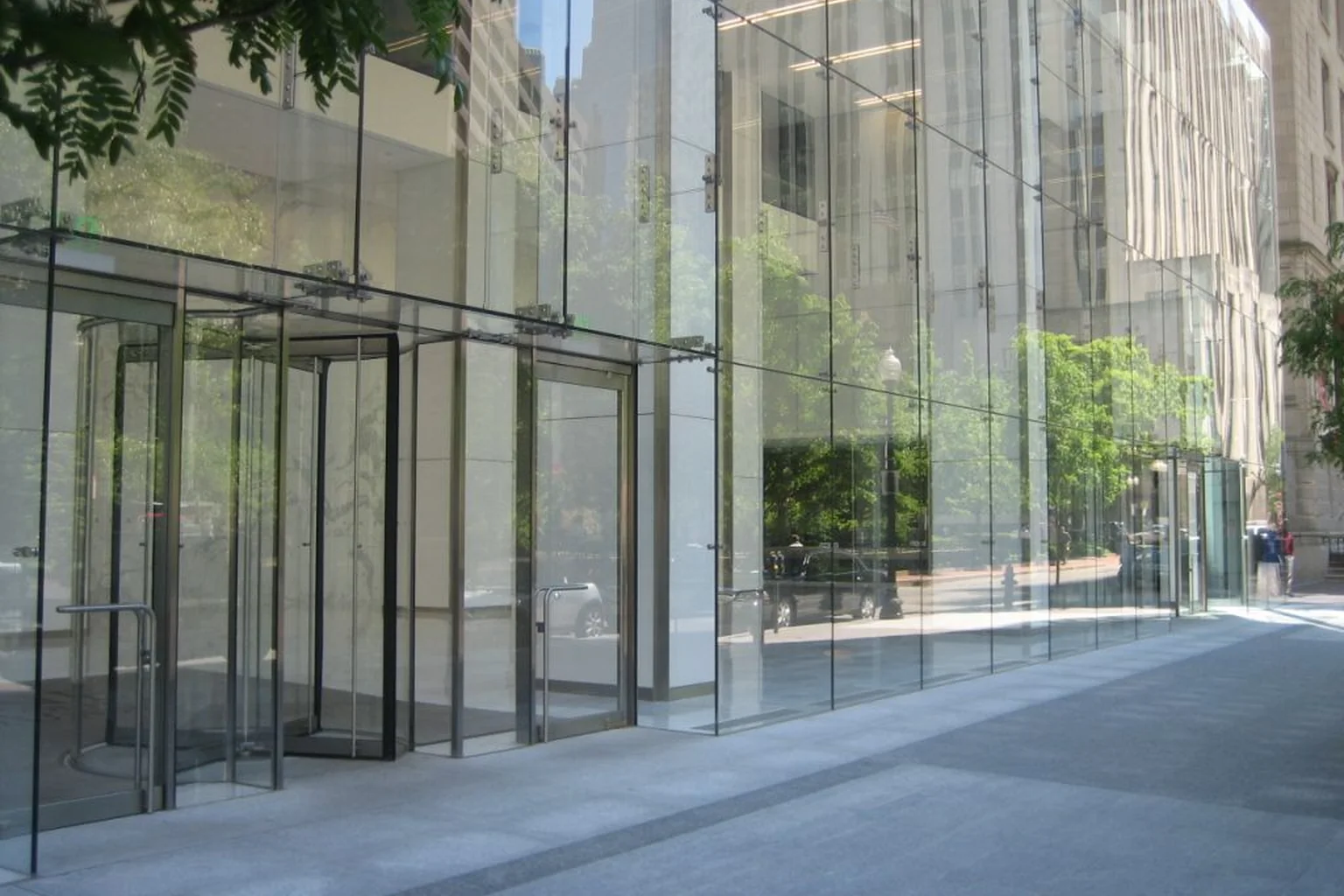 Point-supported structural glass façade with minimal fittings
