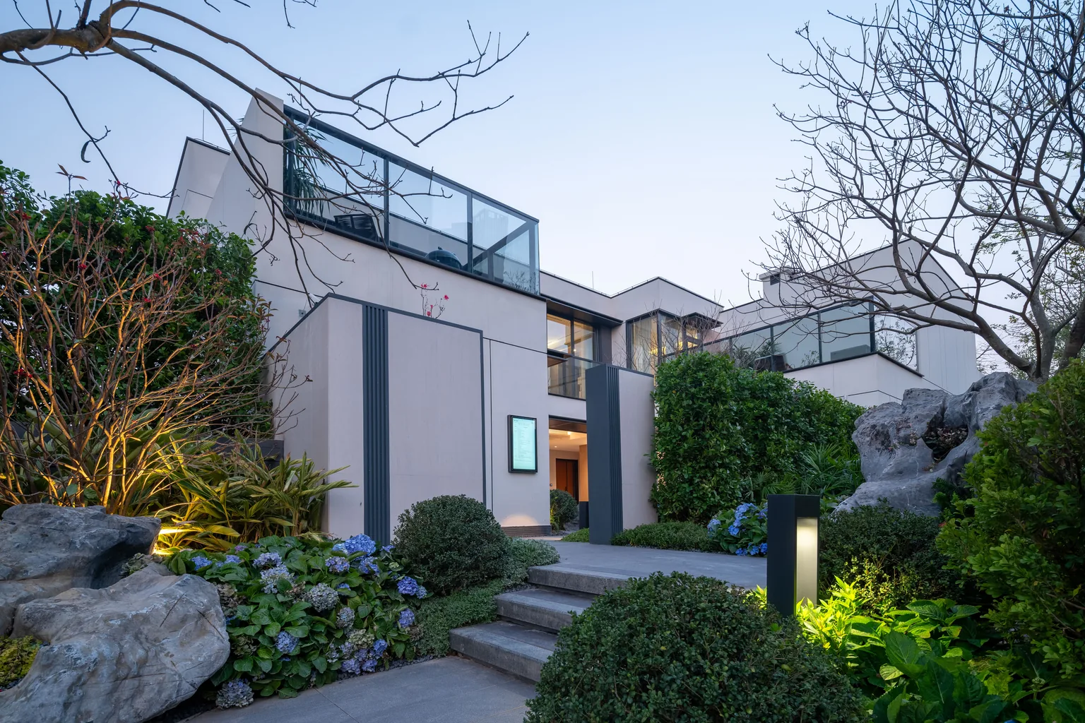 New Jersey residence exterior and landscaped garden